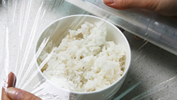 為什么有些保鮮膜包產(chǎn)品后感覺(jué)有霧氣？
